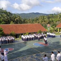 Pentingnya Kebersihan Menjadi Fokus dalam Upacara Bendera di MTsN 12 Kuningan